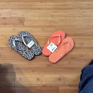 2 pairs of NWT flip flops Aeropostale &Home design